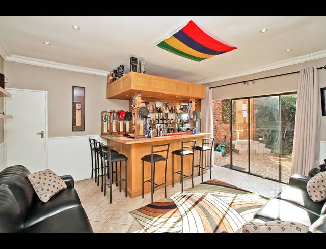 5 BEDROOM TOWNHOUSE FOR SALE IN BRUMA